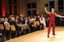 Jongleur Markian Strotsiak warf seinen Hut in die Luft.