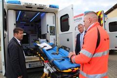 Steffen Scheller und Thomas Barz ließen sich die Inneneinrichtung der neuen RTW erklären.