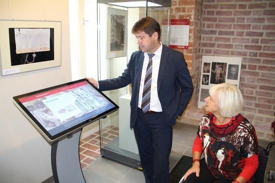 Bürgermeister Steffen Scheller und Museumspädagogin Gudrun Bauer an der Medienstation.