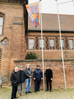 v.l.n.r.: SVV-Vorsitzender Walter Paaschen (CDU-Fraktion), Hanswalter Werner (SPD-Fraktion), Dr. Ralf Krompholz (Fraktion Bündnis 90 / Die Grünen), Carsten Eichmülle (SPD-Fraktion), Oberbürgermeister Steffen Scheller