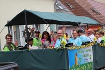 Umzugswagen mit winkenden Menschen