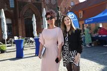 Organisatoren-Team: Kateryna Soloviova und Catrin Krüger vor dem Rathaus.