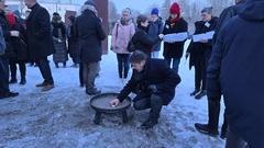 Im Gedenken an die Opfer des KZ Brandenburg wurden Kerzen angezündet.