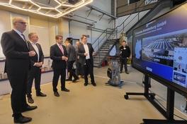 ZF-Unternehmensführung mit Ministerpräsident Dietmar Woidke und Oberbürgermeister Steffen Scheller.