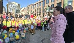 Beigeordnete Alexandra Adel hieß mit STG-Geschäftsführer Thomas Krüger zum Start der Osteraktion im Stadtzentrum willkommen und lobte deren kleinen Ku
