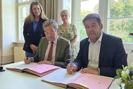 Domstift-Kurator Dr. Cord Georg Hasselmann und Oberbürgermeister Steffen Scheller unterzeichnen die Nutzungsvereinbarung.