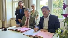 Domstift-Kurator Dr. Cord Georg Hasselmann und Oberbürgermeister Steffen Scheller unterzeichnen die Nutzungsvereinbarung.