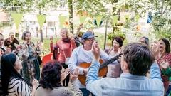 Gitarrenkonzert mit Tanzenden