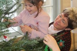 Tatkräftige Hilfe beim Baumschmücken