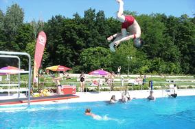 Springender Junge