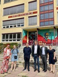 Vor der Otto-Tschirch-Oberschule mit Schulleiterin Andrea Wissinger