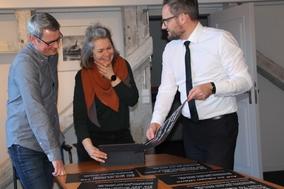 Bürgermeister Michael Müller mit Natalie Preißler (Bereich Öffentlichkeitsarbeit) und Tiefbauamtsleiter Christian Fuß bei der Abstimmung.