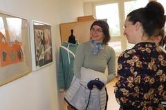 Die Bildungsbeigeordnete Alexandra Adel im Gespräch mit einer Künstlerin.