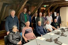 Gruppenfoto von Vertreterinnen und Vertretern der Sportvereine mit dem Oberbürgermeister Steffen Schelle und den Beigeordneten Alexandra Adel und Thom