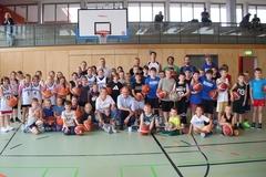 Gruppenbild des Basketball-Nachwuchses mit Daniel Keip.