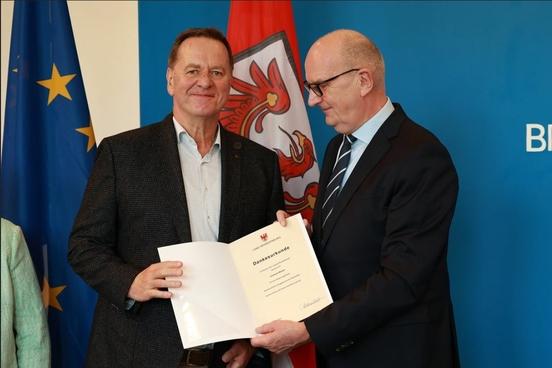 Ministerpräsident Dietmar Woidke mit Wahlhelfer Eckhard Wolter aus Mahlenzien. Foto: Volker Tanner, Staatskanzlei