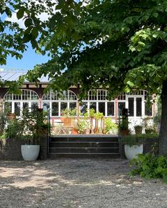 Blick auf den Außenbereich der Gaststätte.