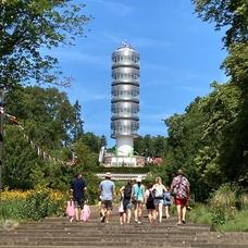 Menschen lauf auf Friedenswarte zu.