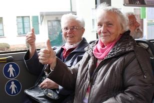 Seniorinnen bei einer Fahrt mit dem Bus