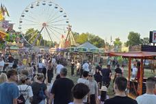 Blick auf das Festgelände Packhof mit Riesenrad.