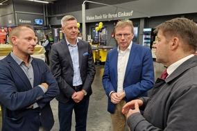 Oberbürgermeister Steffen Scheller im Gespräch mit Geschäftsleiter Mario Elisath, Regionalleiter Guido Mischok und CEO Roland Ruffing.