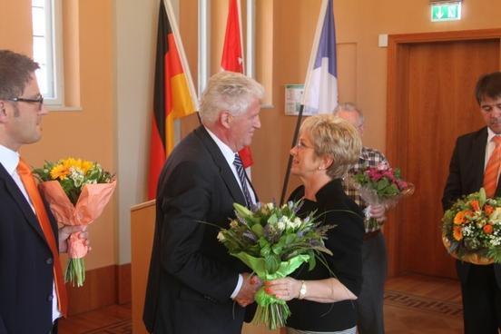Oberbürgermeisterin Dr. Dietlind Tiemann gratuliert dem neuen SVV-Vorsitzenden, Herrn Walter Paaschen