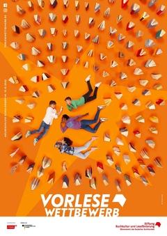 Plakat liegen zwischen vielen Büchern