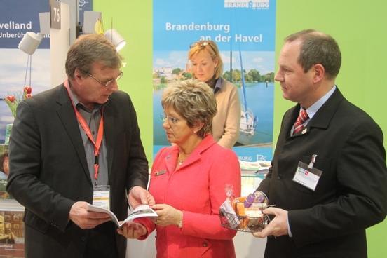 Wirtschaftsminister Ralf Christoffers besucht den Brandenburger Stand und wird von der Oberbürgermeisterin  Dietlind Tiemann und STG Geschäftsführer Thomas Krüger begrüßt