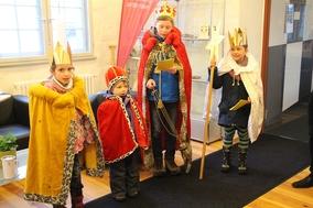 Gruppenbild von vier Kindern in den Kostümen der heiligen drei Könige