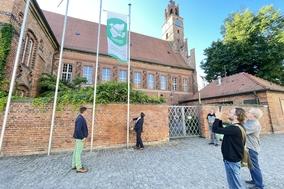Oberbürgermeister Steffen Scheller hisst die Fahne vor dem Altstädtischen Rathaus.