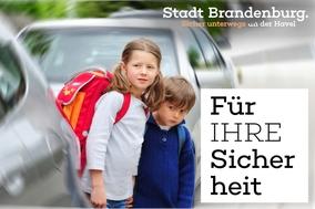 Zwei Kinder überqueren die Straße.