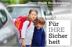 Zwei Kinder überqueren die Straße.