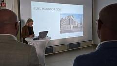 Architektin Susanne Müller stellte die Baupläne vor und visualisierte die Medizinische Schule.
