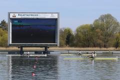 Auf einer großen Anzeigentafel sind die Ergebnisse zu sehen