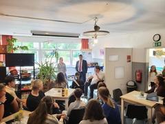 Oberbürgermeister Steffen Scheller und die Kinder- und Jugendbeauftragte Janne Engeleiter diskutierten mit den Jugendlichen.