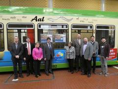 Organisatoren, Förderer und Sponsoren vor der EM-Straßenbahn.
