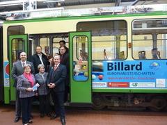 Schnell noch ein Gruppenfoto, bevor die EM-Bahn auf Fahrt geschickt wird. 