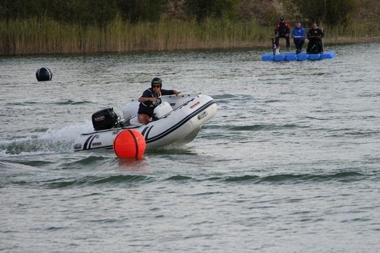 Schlauchbootfahrer fährt um eine Boje