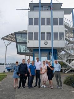 Gruppenbild an der Regattastrecke mit Beigeordneter Alexandra Adel, Regatta-Leiter Uwe Philipp sowie Oliver Lamberty vom SSB und André Eggebrecht