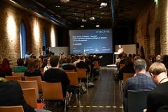 Auf einer Leinwand konnten Präsentationen der Referenten verfolgt werden.