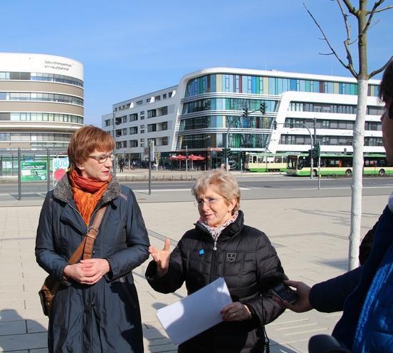 Oberbürgermeisterin Dr. Dietlind Tiemann begrüßt Bauministerin Kathrin Schneider vor dem Bahnhofsgebäude.