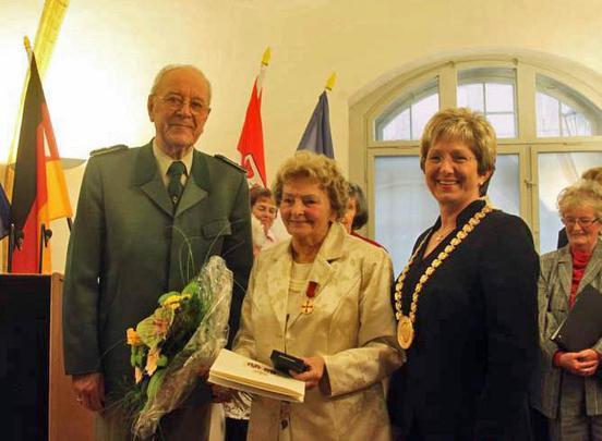 Oberbürgermeisterin Dr. Dietlind Tiemann, Annelies Knöfel, Laudator Robert Hinz