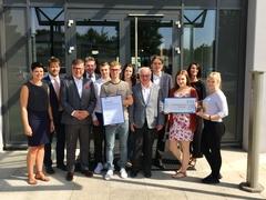 Oberbürgermeister, Vertreter von IHK und WBG sowie Auszubildende freuen sich über die Auszeichnung