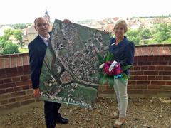 Oberbürgermeisterin Dr. Dietlind Tiemann und Havelbergs Bürgermeister Bernd Poloski zeigen die Ausstellungsflächen in Havelberg