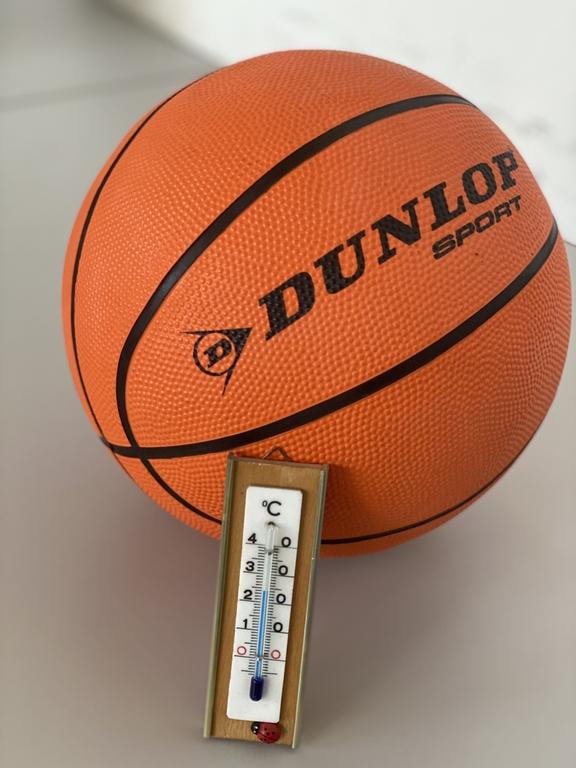 Basketball und ein Thermometer