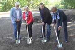 1. Spatenstich für das Schaufenster des Gartenbaus