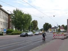 breite Straße mit Parktaschen und zusätzlichem Radweg