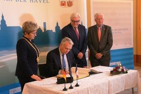 Französischer Außenminister trägt sich ins Goldene Buch der Stadt ein