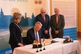 Französischer Außenminister trägt sich ins Goldene Buch der Stadt ein