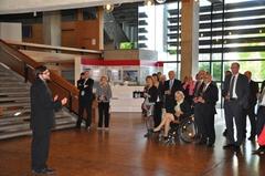 Benjamin Jähn stellt die Ausstellung "Jugend in der DDR" im Rathaus in Kaiserslautern vor